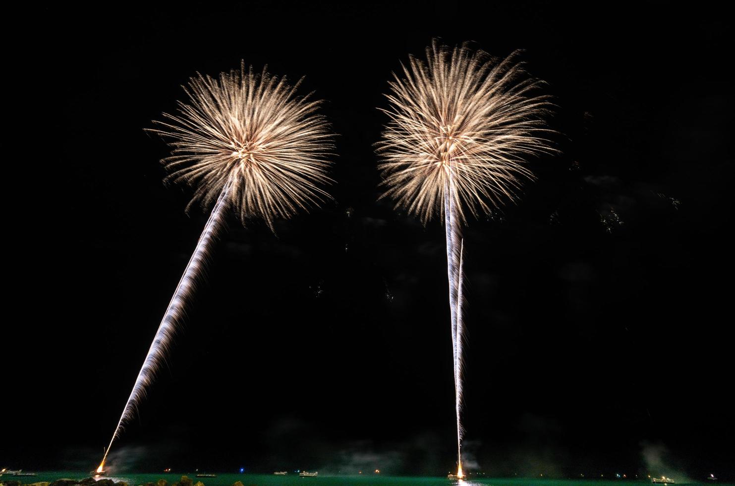 fogos de artifício dourados no céu noturno foto