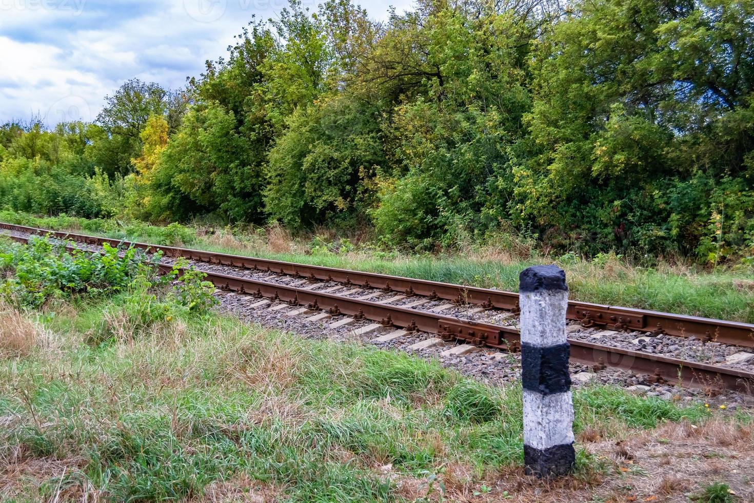 fotografia para o tema da ferrovia depois de passar o trem na ferrovia foto