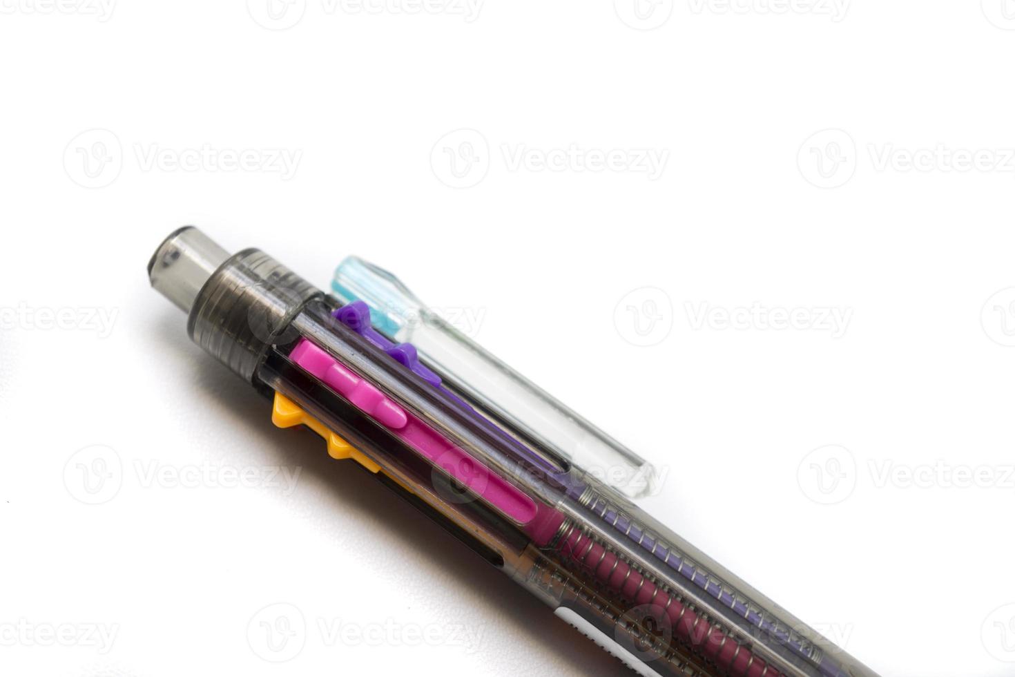 caneta colorida de close-up isolada no fundo branco foto