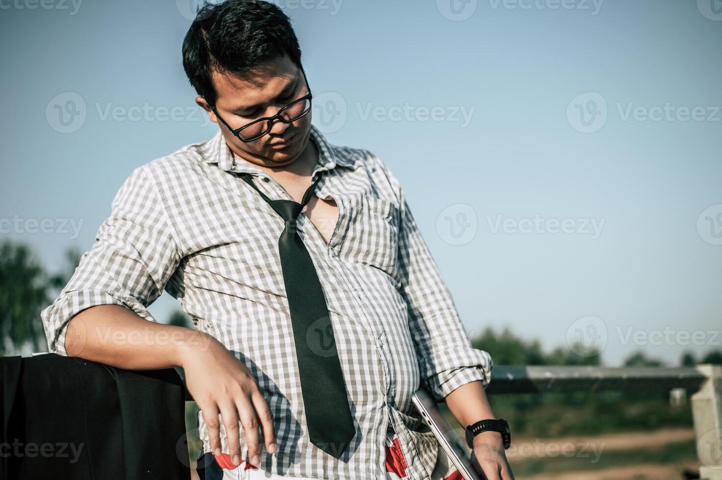 jovem empresário asiático com problemas e estresse fora do escritório corporativo foto