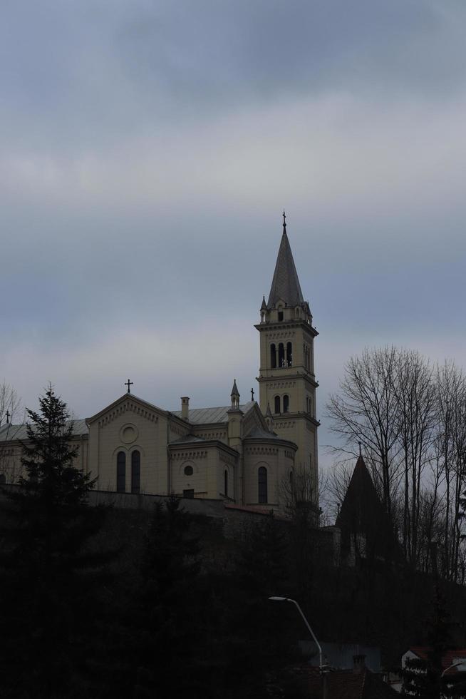 igreja do mosteiro encontrada em suspiroisoara, imortalizada em diferentes ângulos foto