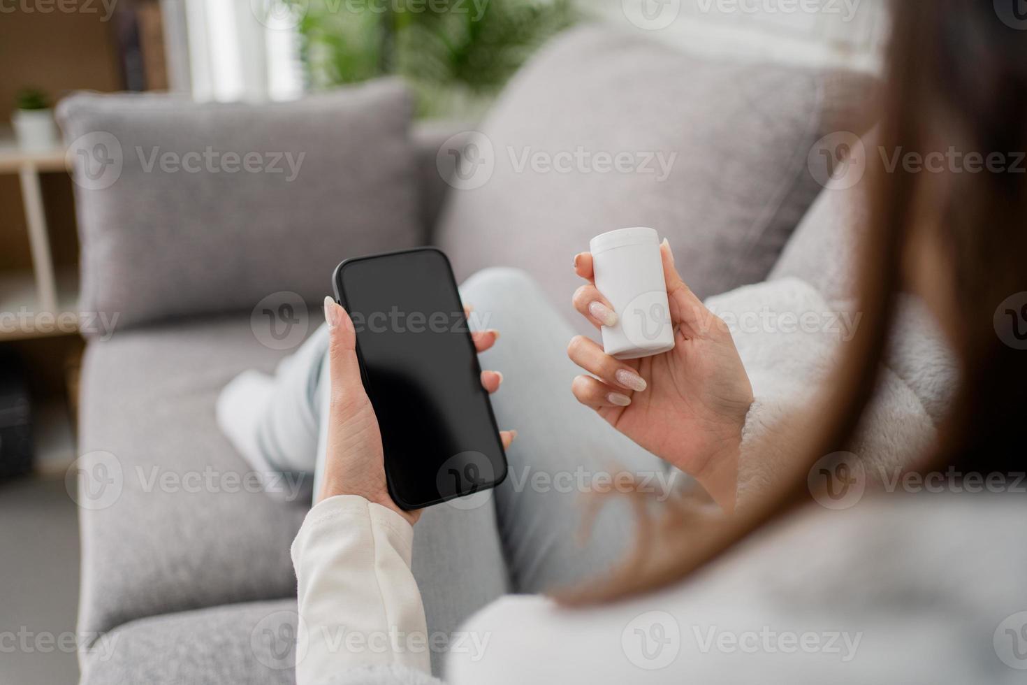 jovem asiática fala com médico no aplicativo médico de conferência de videochamada de celular em hospital de serviço on-line de telemedicina de telessaúde foto