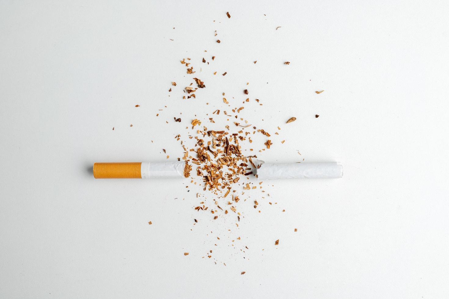 cigarro quebrado no fundo branco, dia mundial sem tabaco foto