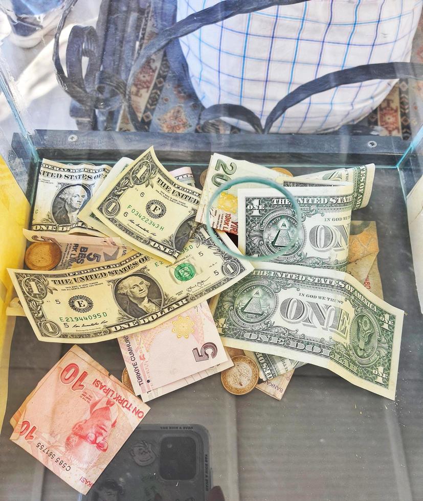 konya, turquia, em 10 de julho de 2022. dinheiro espalhado em uma caixa de vidro. t foto