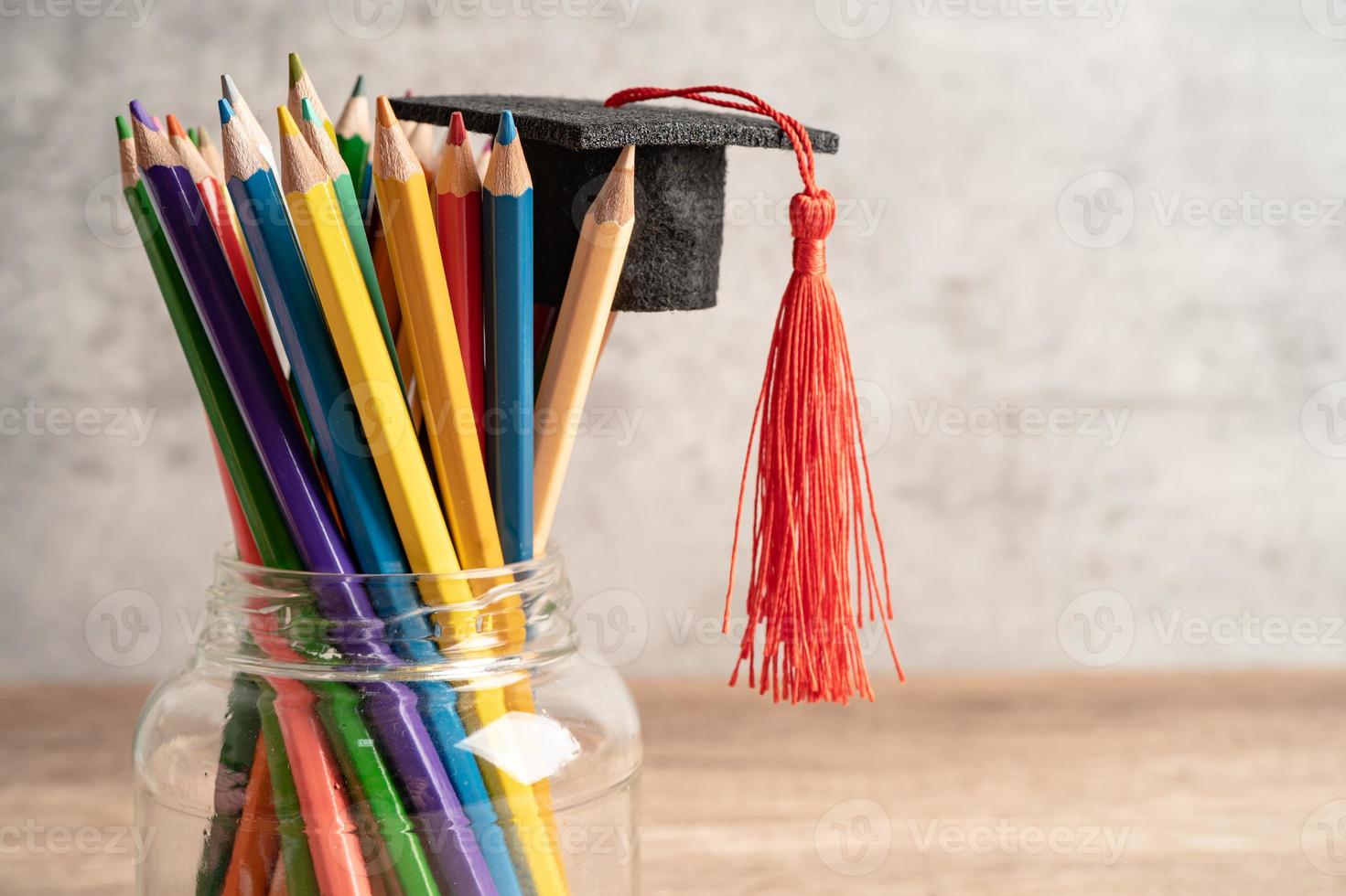 lápis com chapéu de formatura em vidro, conceito de aprendizagem de educação. foto