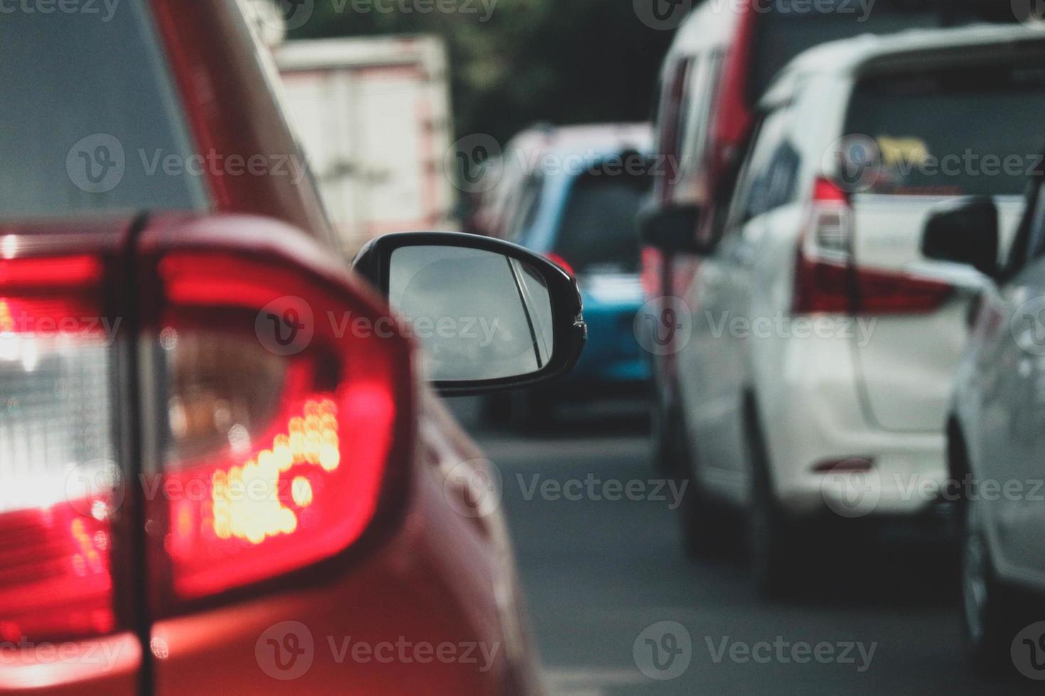 feche a foto de uma lâmpada traseira do carro que ficou presa em um engarrafamento na rodovia,