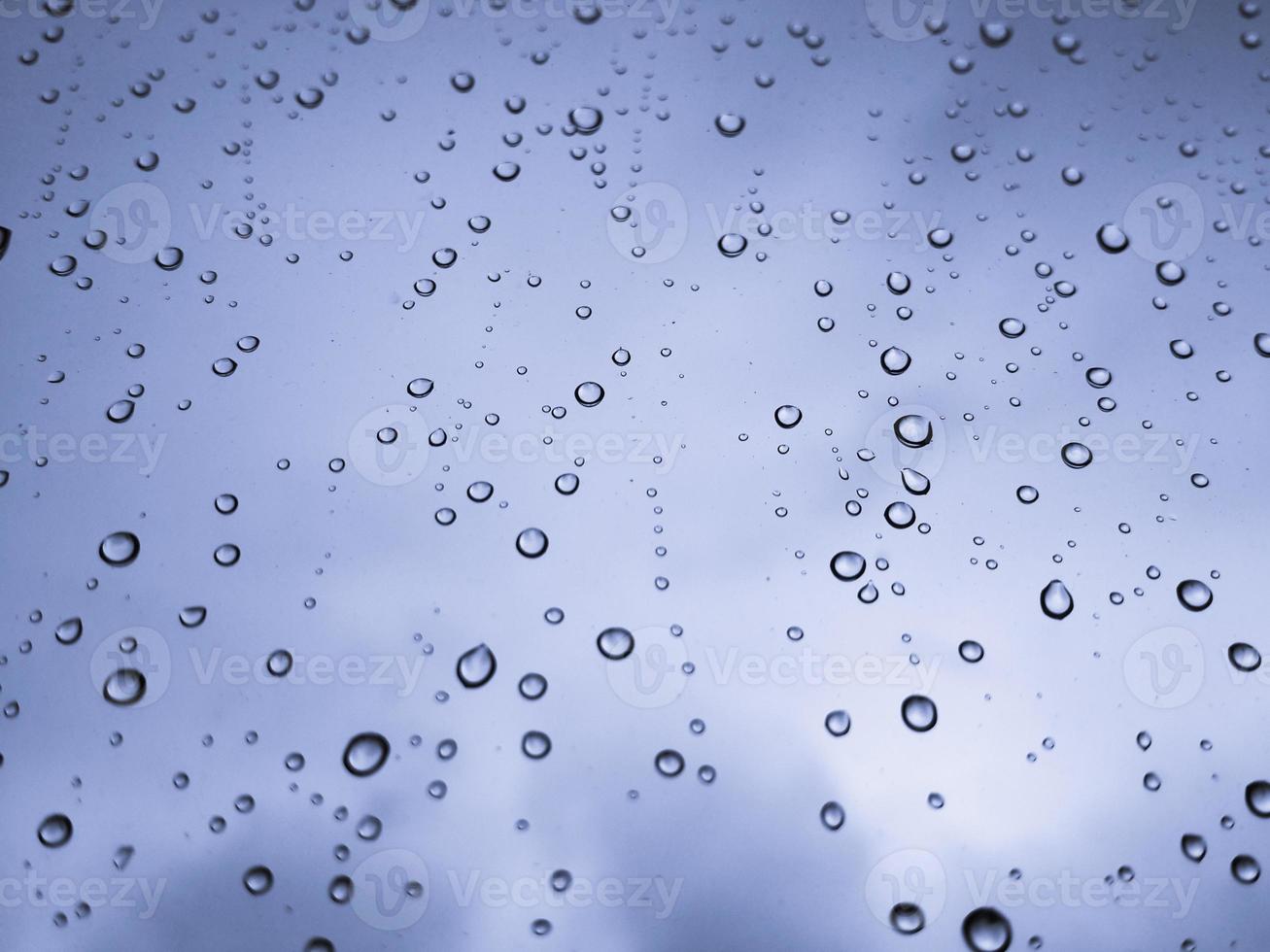 close-up de gotas de chuva na janela foto