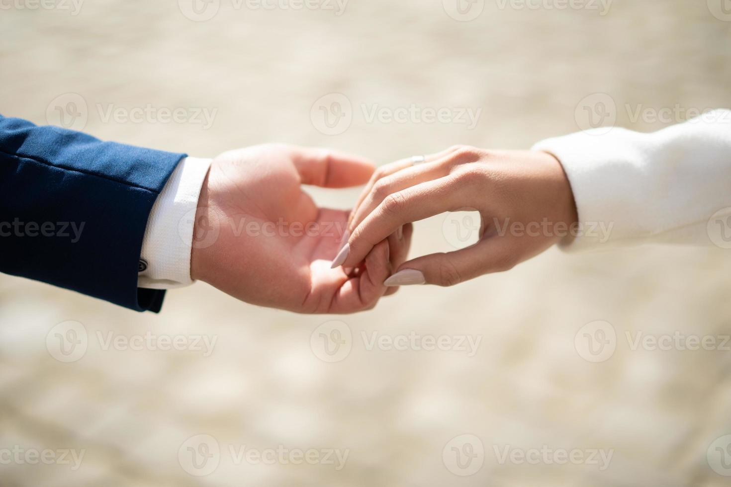 close-up de um casal apaixonado de mãos dadas, um símbolo do amor. foto