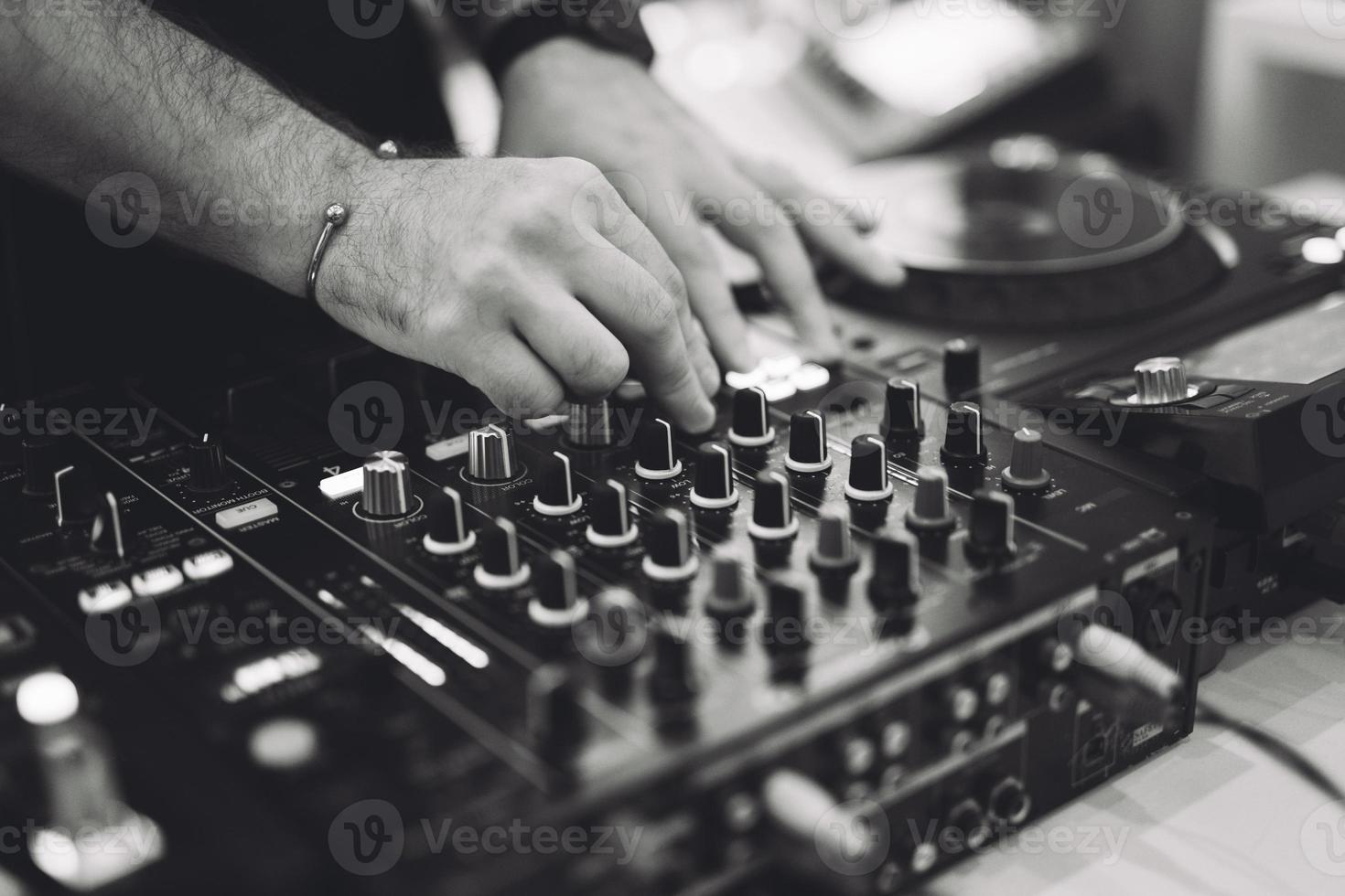 um dj toca música em um controlador em uma festa. foto