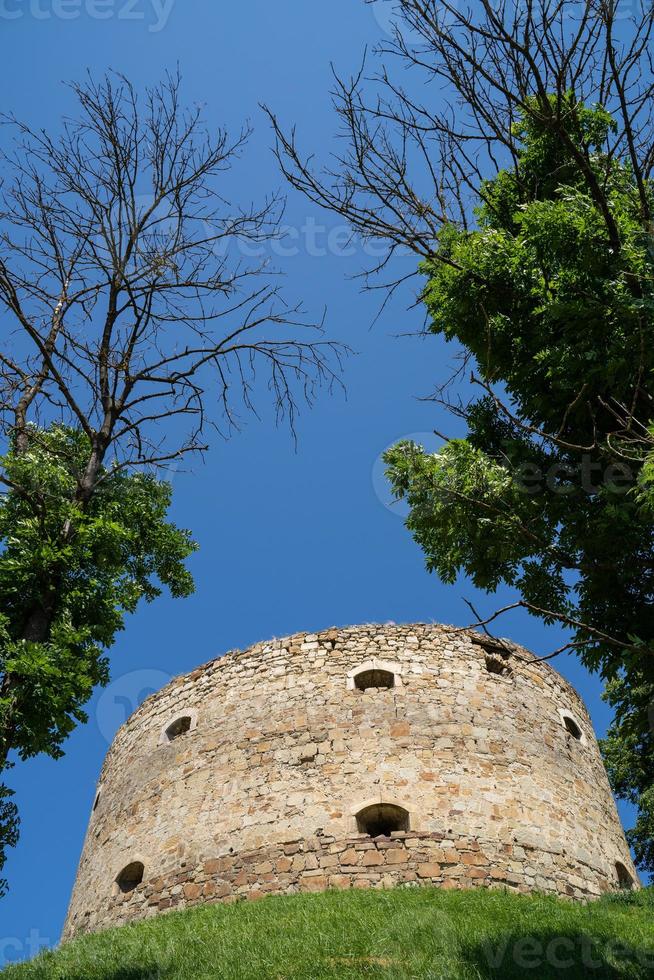 antiga fortaleza na colina foto