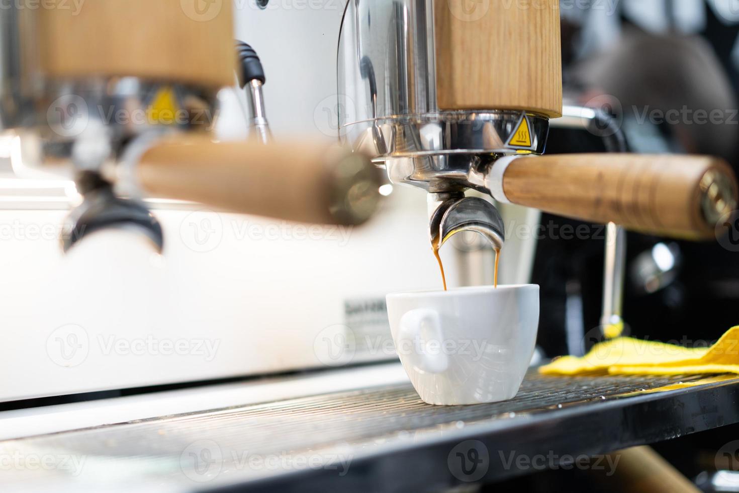 barista faz café em uma máquina de café foto