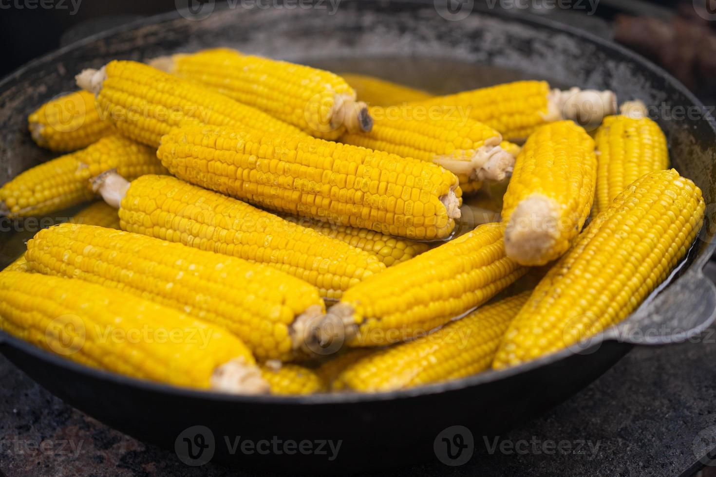 delicioso milho cozido preparado em um caldeirão foto