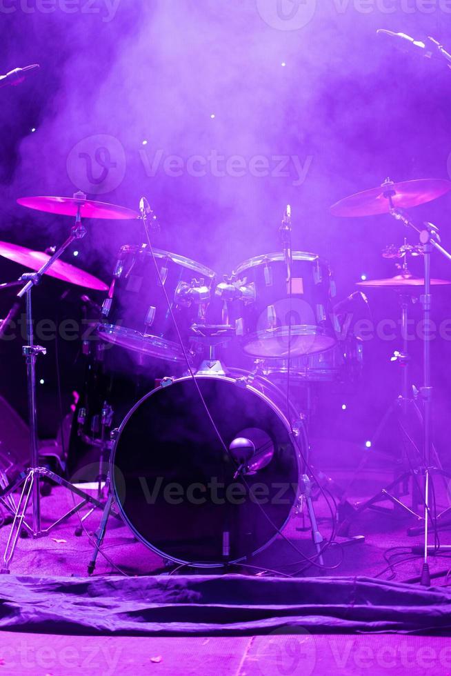 bateria no palco durante um show foto