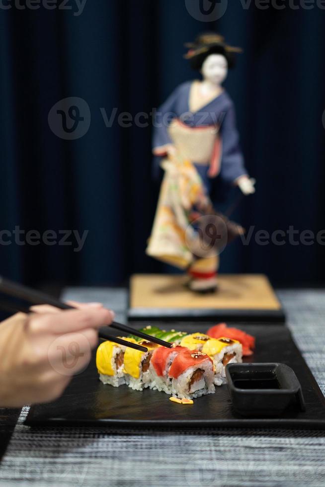 um prato de deliciosos rolos de sushi foto
