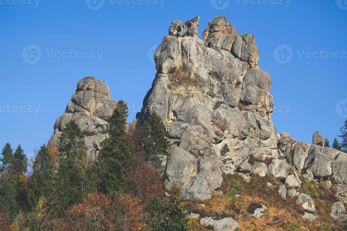 montanhas dos cárpatos ucranianos no outono, rocha de pedra foto