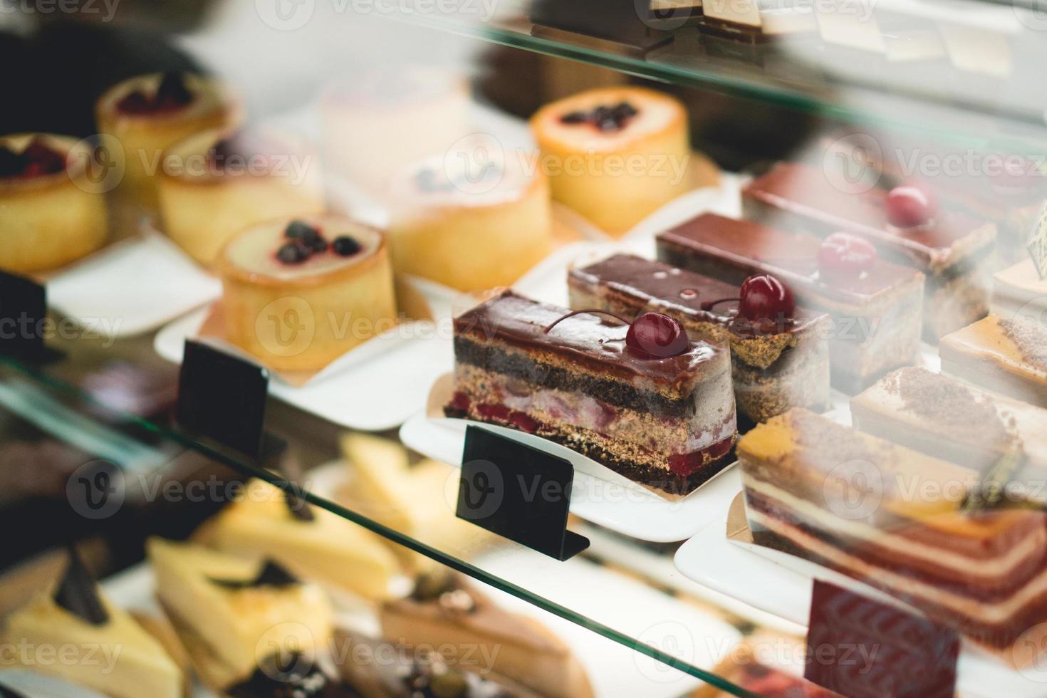 um pedaço de bolo na vitrine de uma confeitaria foto