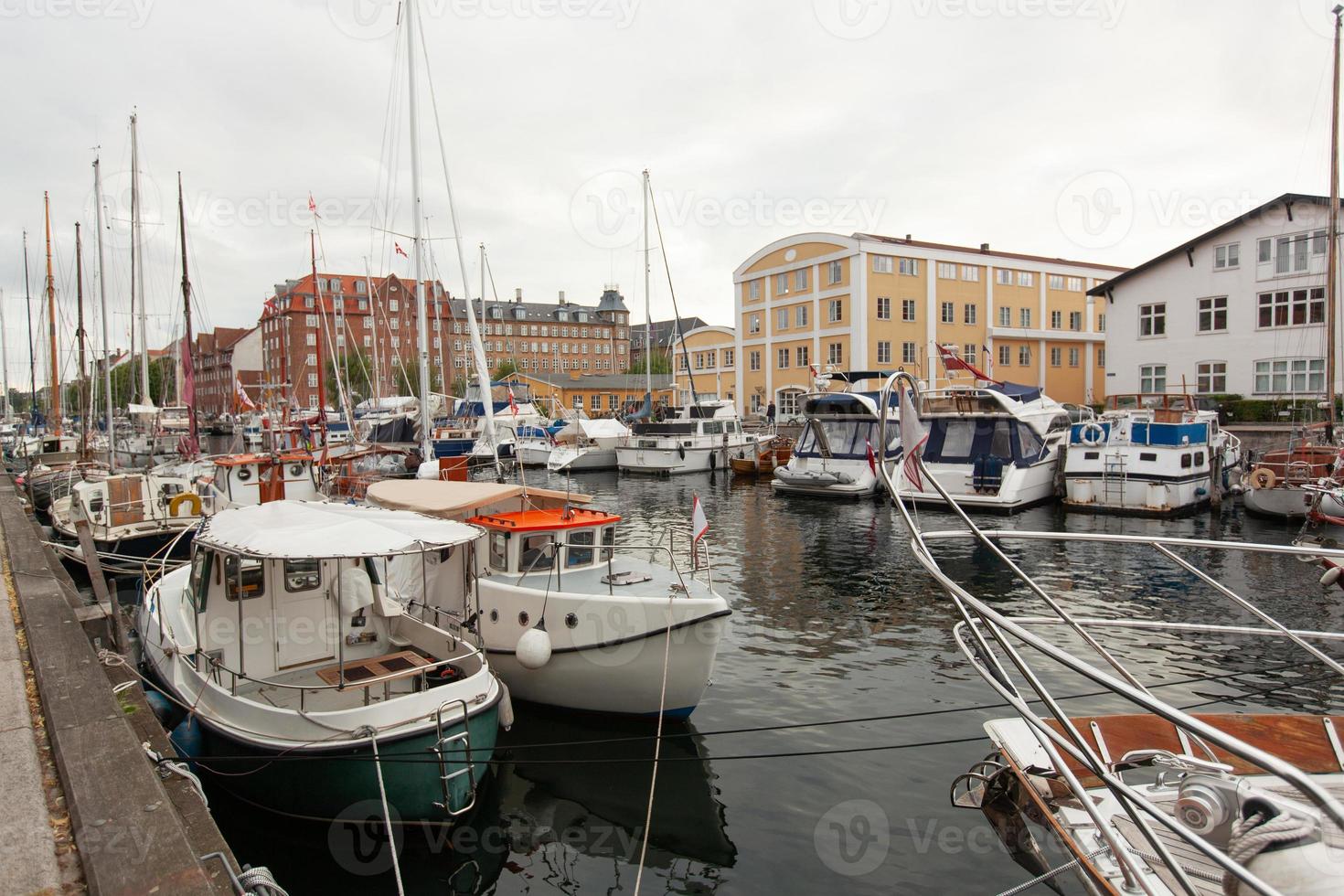 belo porto com muitos barcos no canal entre as casas. foto