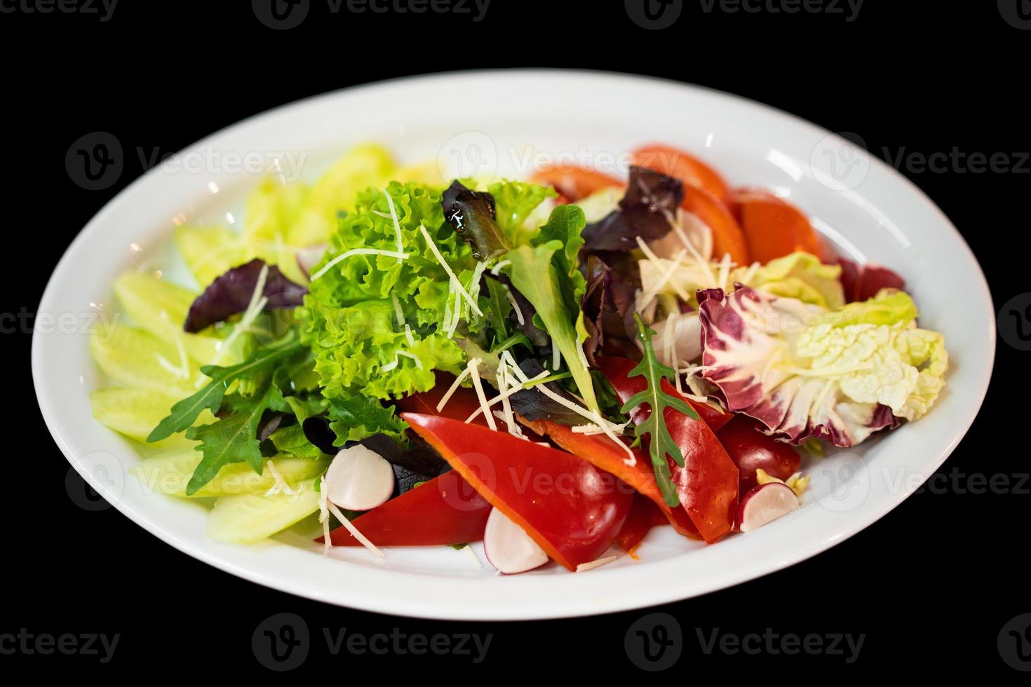 close-up de uma boa porção de deliciosa salada do chef em um restaurante foto