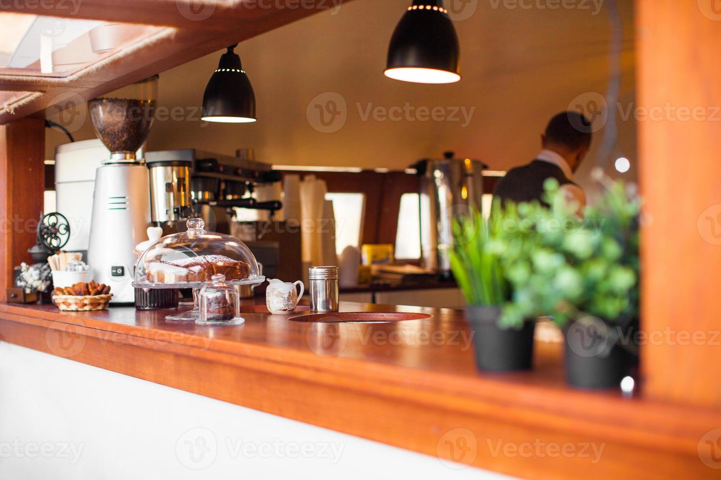 um belo bar com um café e uma sobremesa foto