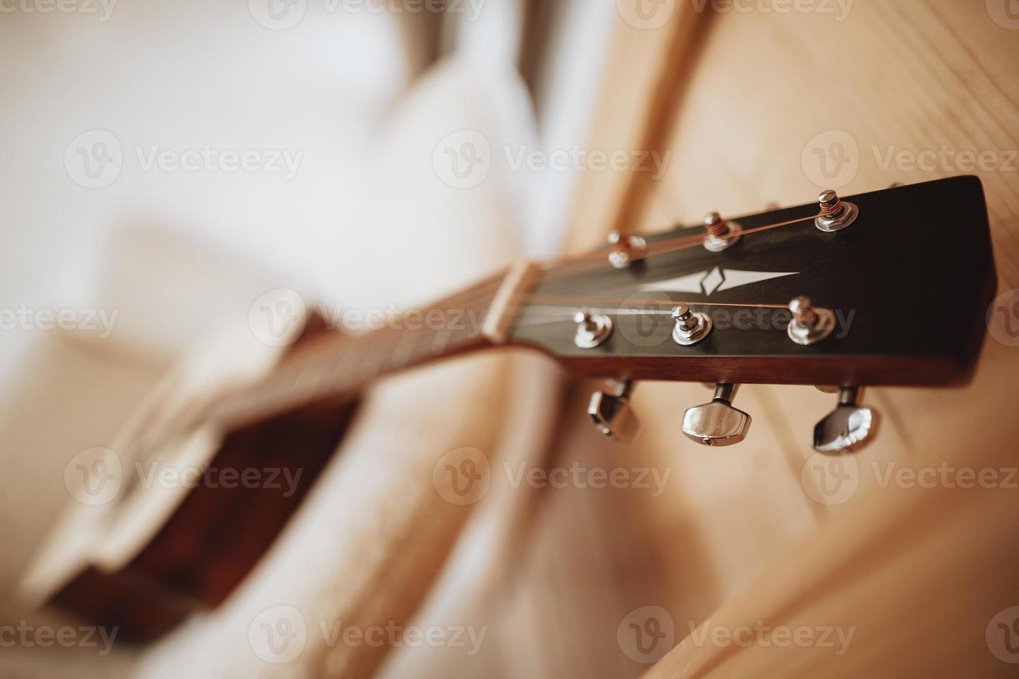 close-up de cordas de violão clássico e pescoço com trastes. foto