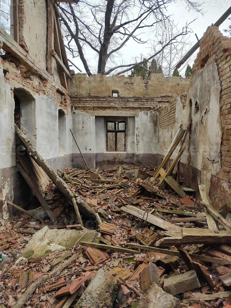 uma velha casa em ruínas sem telhado não é adequada para viver. foto