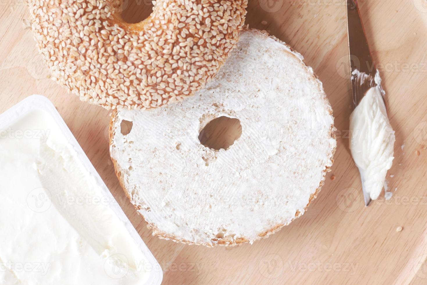 creme de queijo espalhado no pão fresco foto