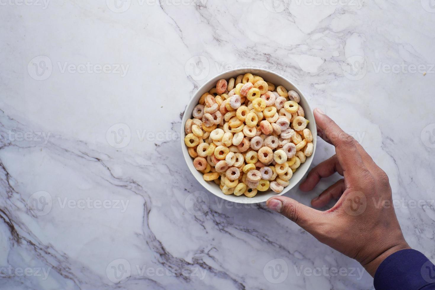 vista superior de flocos de milho de cereais coloridos em uma tigela foto