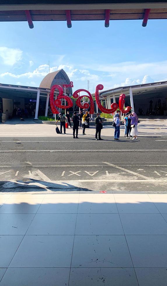 bali, 18 de setembro de 2022. algumas pessoas estão tirando fotos com inscrições balinesas no aeroporto i gusti ngurah rai bali