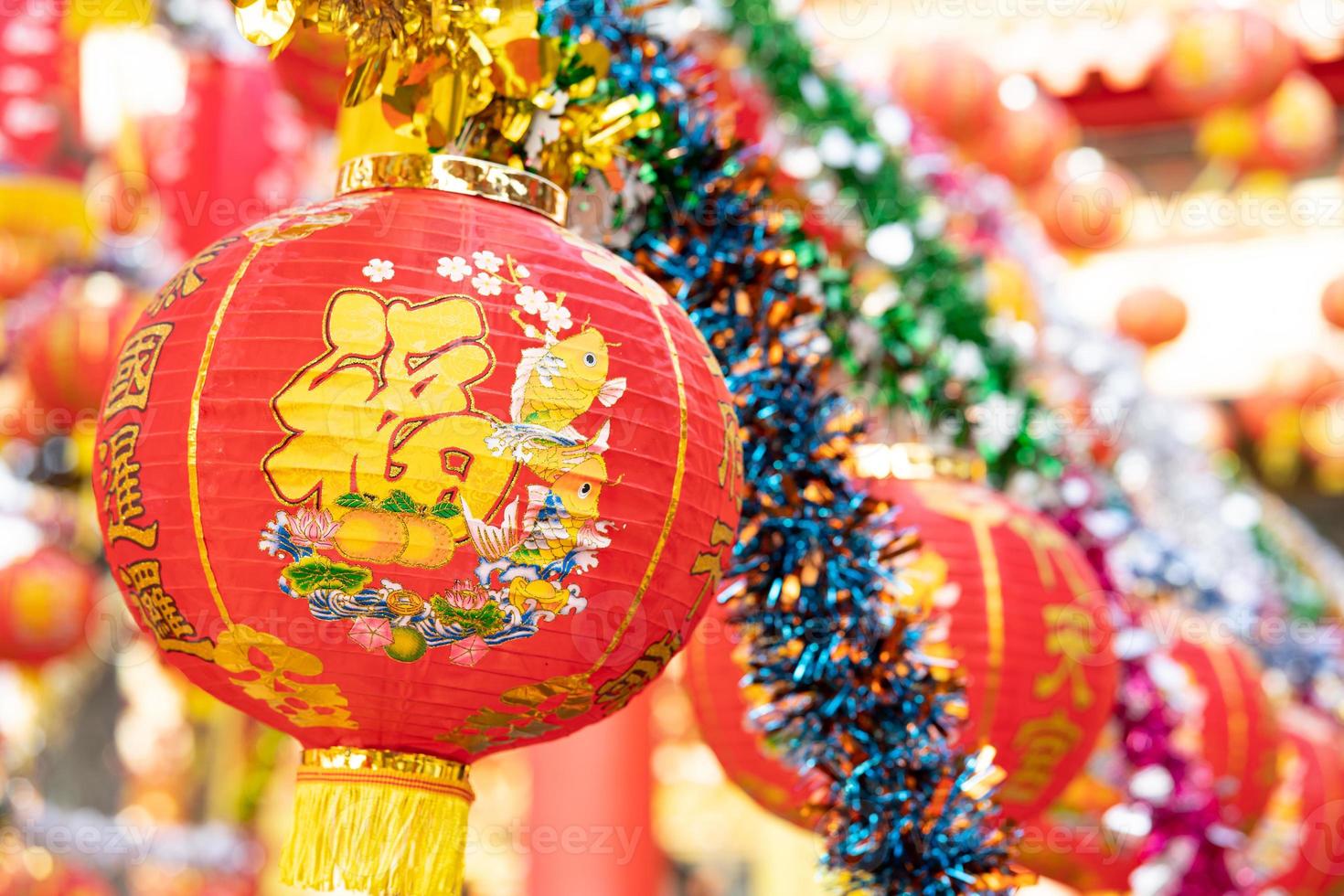 lanternas do ano novo chinês no santuário chinês na tailândia com o texto tailândia é como o céu. que as cinco terras vivam mil anos. foto