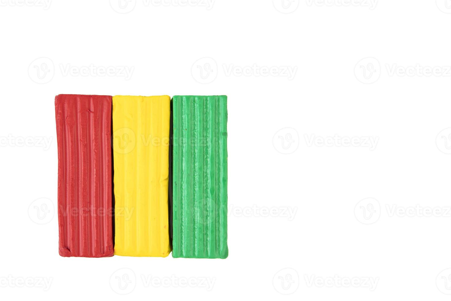 plasticina multicolorida, plasticina infantil em forma de cubos e tiras. fundo isolado branco. foto