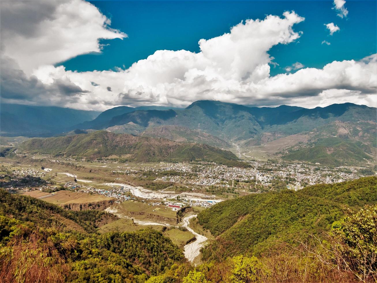 bela paisagem das montanhas em pokhara foto