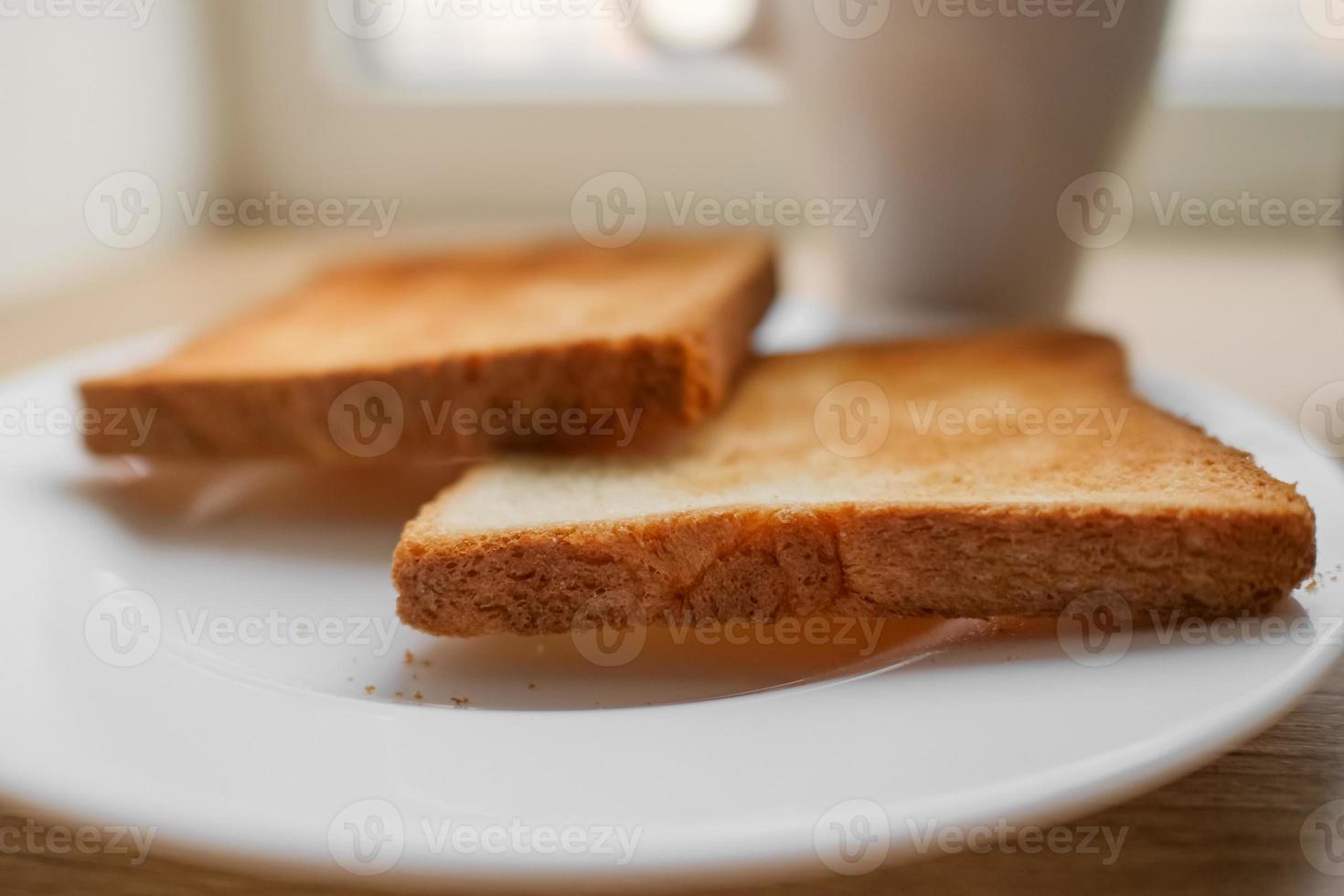 pão de torradeira recém-assado. saboroso pão torrado na placa de madeira. um par de torradas crocantes na torradeira, close-up. delicioso café da manhã foto
