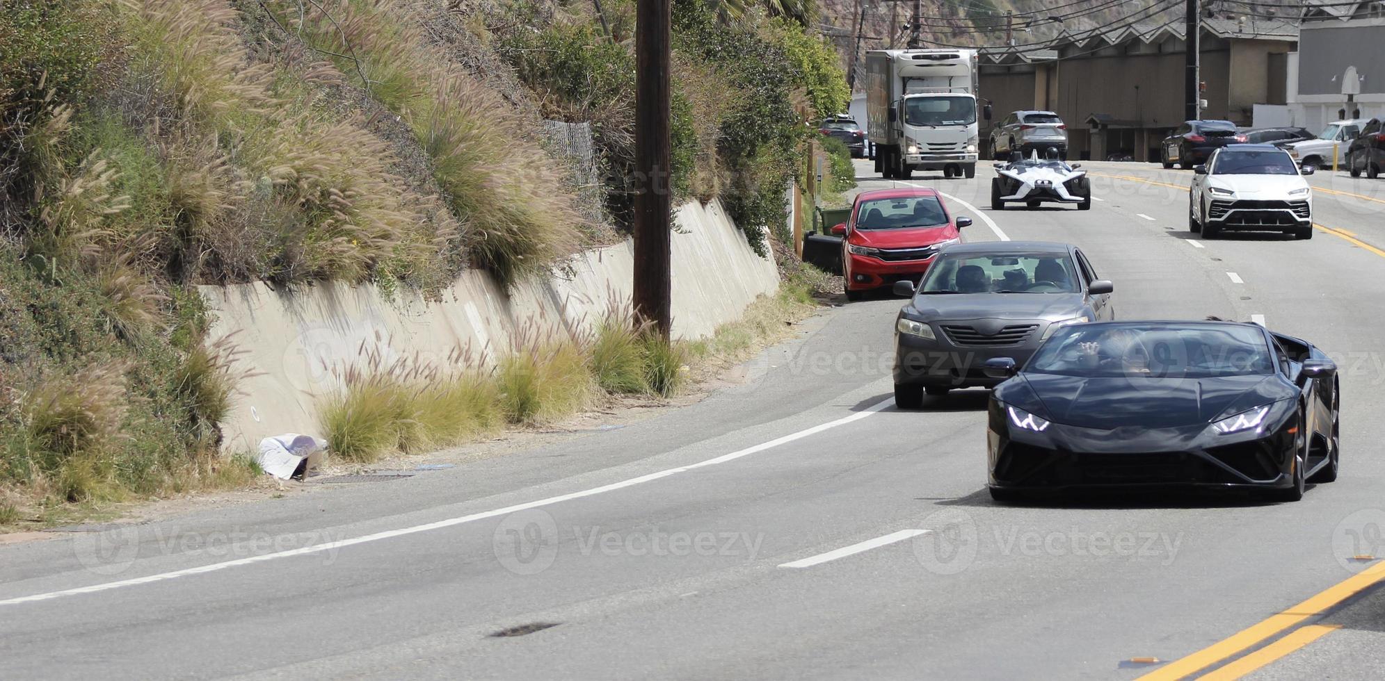 carros esportivos sem marca na estrada foto