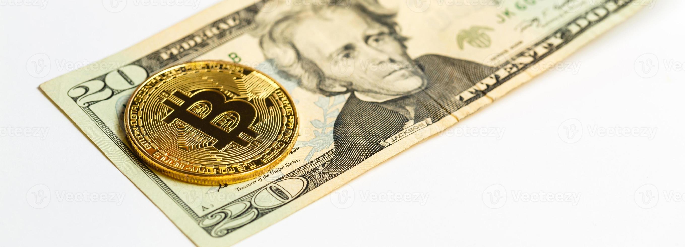 bitcoin de ouro em um fundo branco ao lado de nós papel-moeda com um valor nominal de dólares foto