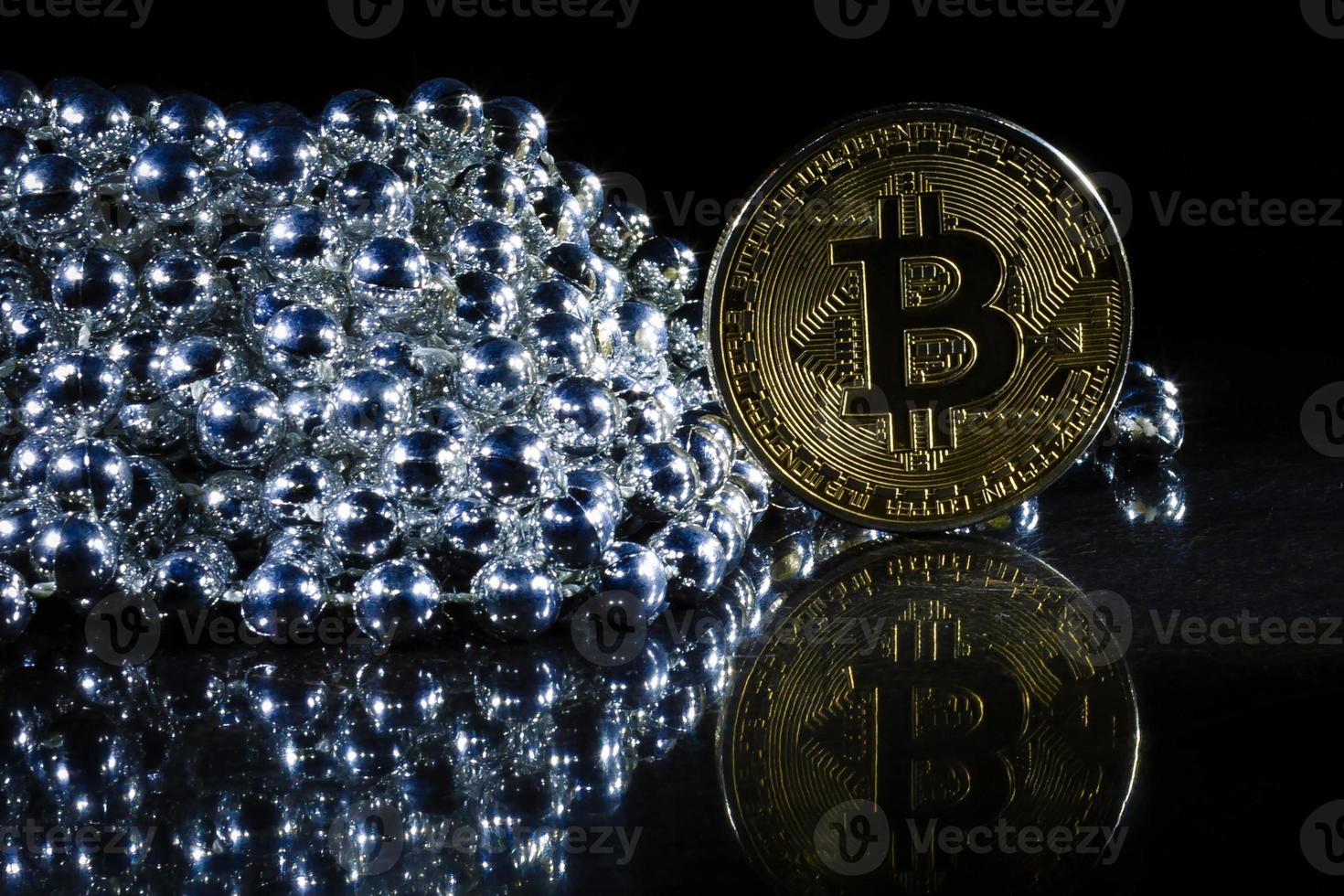 bitcoin dourado em fundo preto com conceito de mineração de criptomoeda de espaço de cópia prata foto