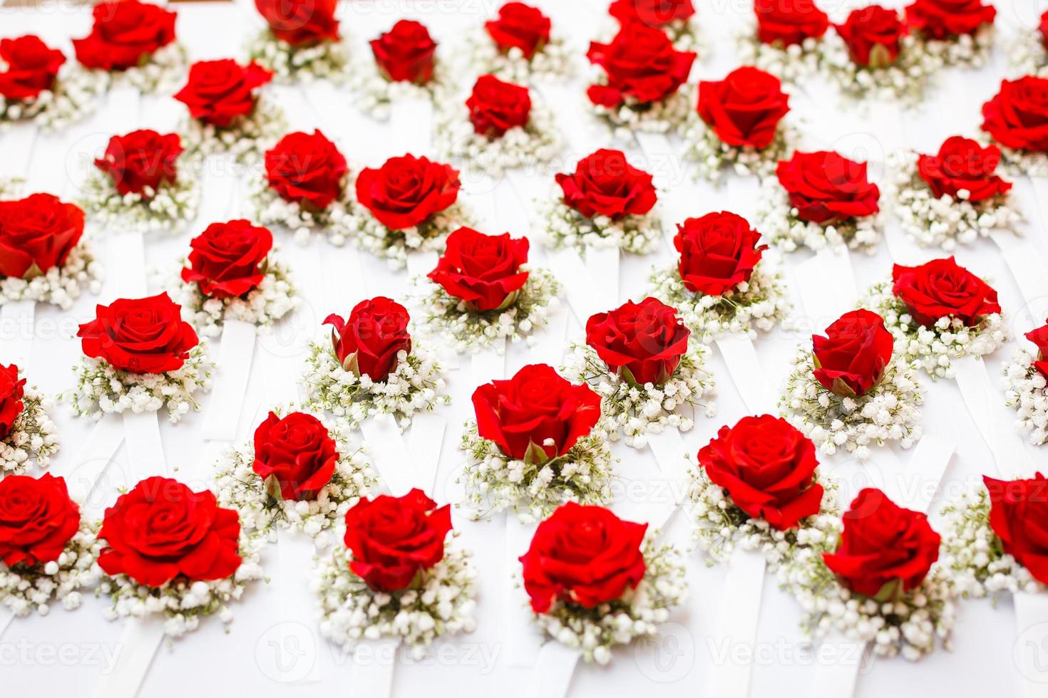 rosas deitadas seguidas em uma mesa branca, close-up foto