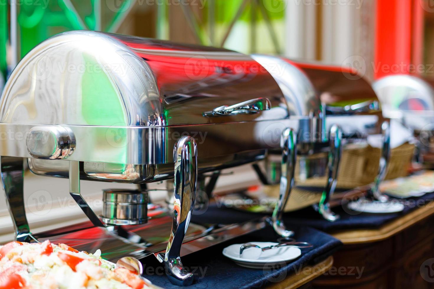 restaurante self-service, panelas em uma mesa de buffet foto