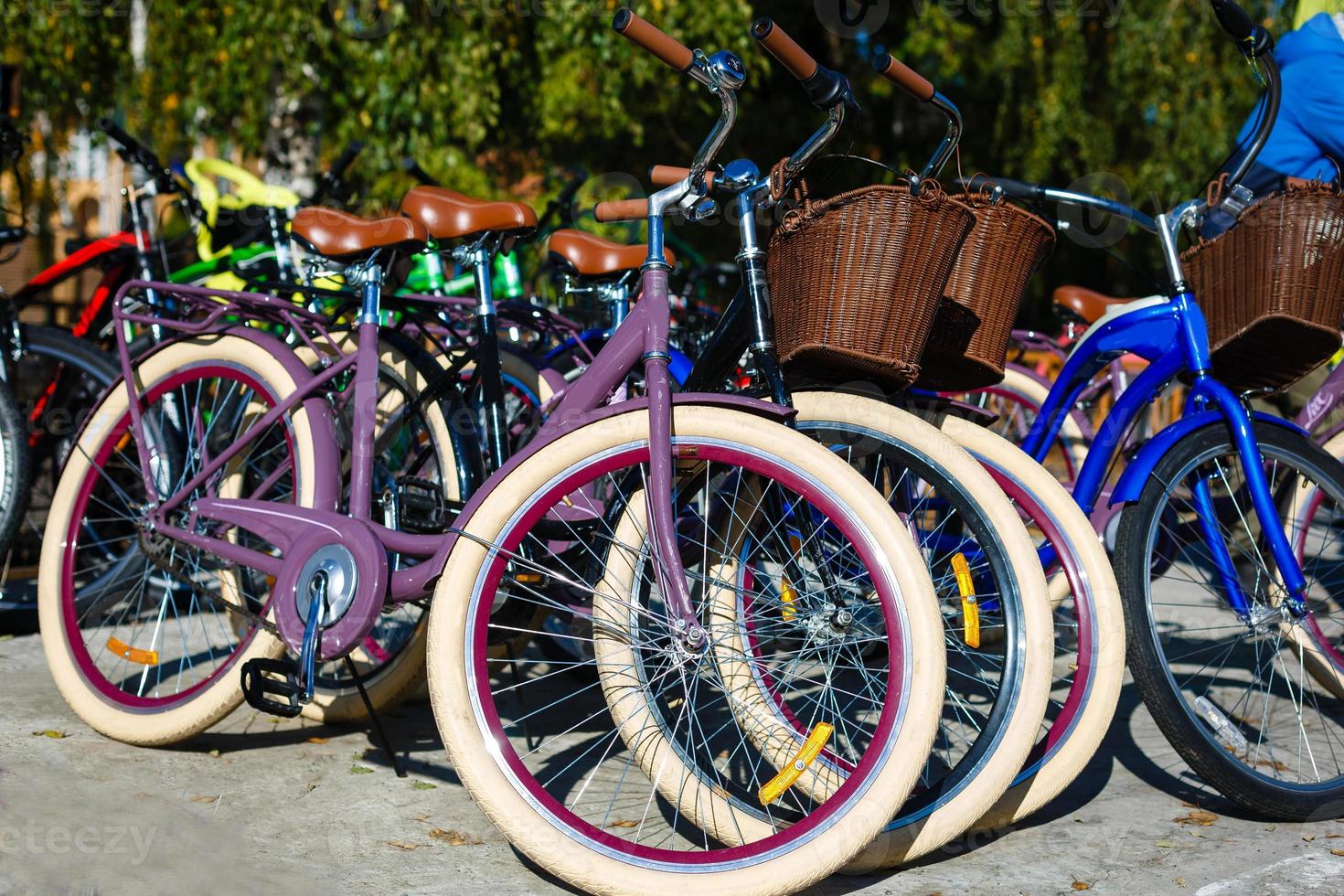 bicicleta estacionada no estacionamento de bicicletas sob viaduto perto da estrada foto