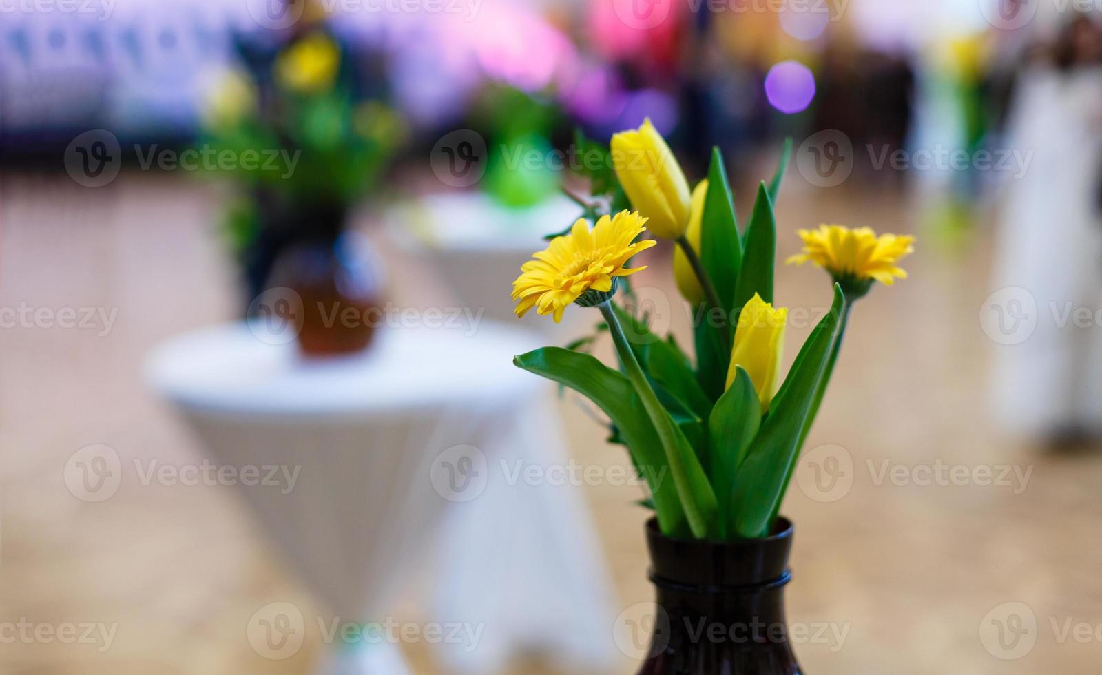 flores amarelas na mesa de café foto