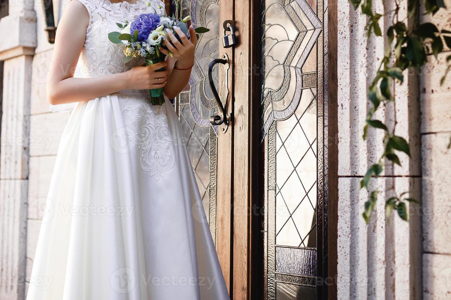 buquê de noiva a noiva é linda de flores brancas e vegetação decorada foto