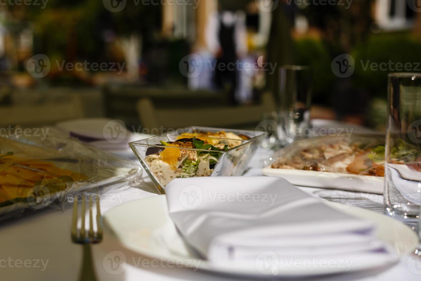 saborosa salada em prato de vidro na cor de fundo da mesa de madeira foto