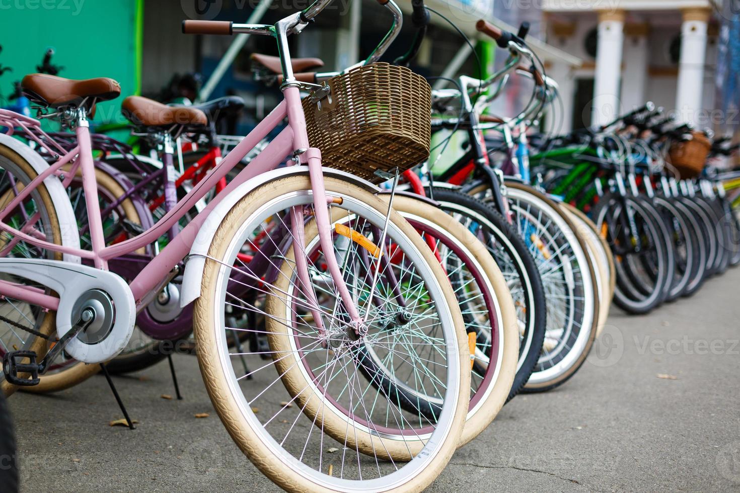 grupo de bicicletas na fila para alugar foto