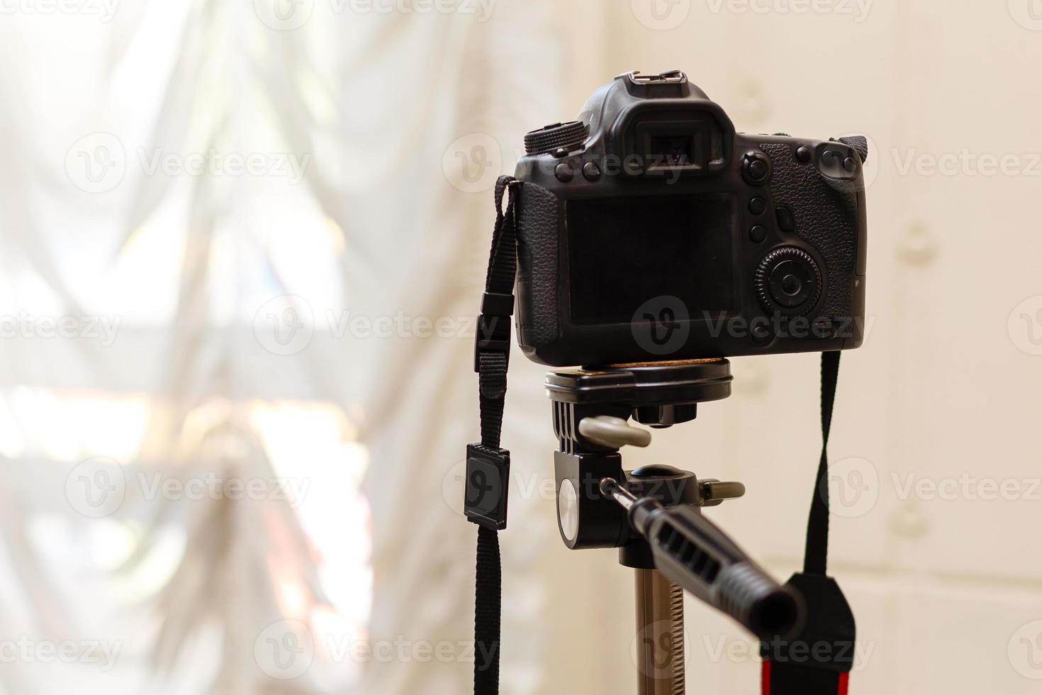 estúdio fotográfico com equipamento de iluminação profissional durante as filmagens foto