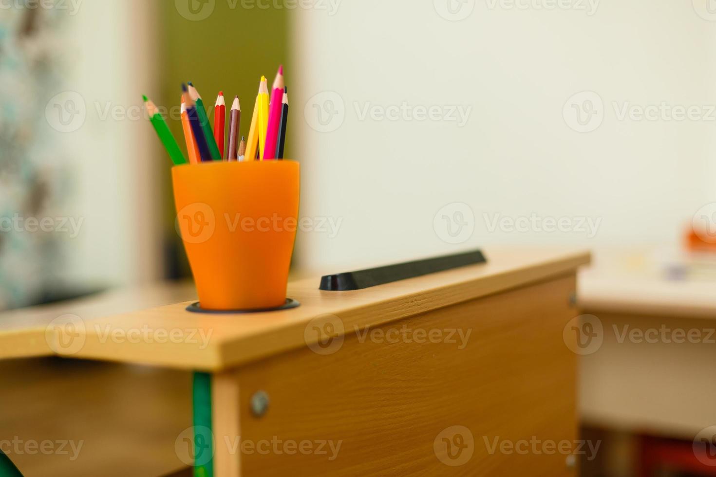 lápis de cor em vidro na mesa com profundidade de campo rasa foto