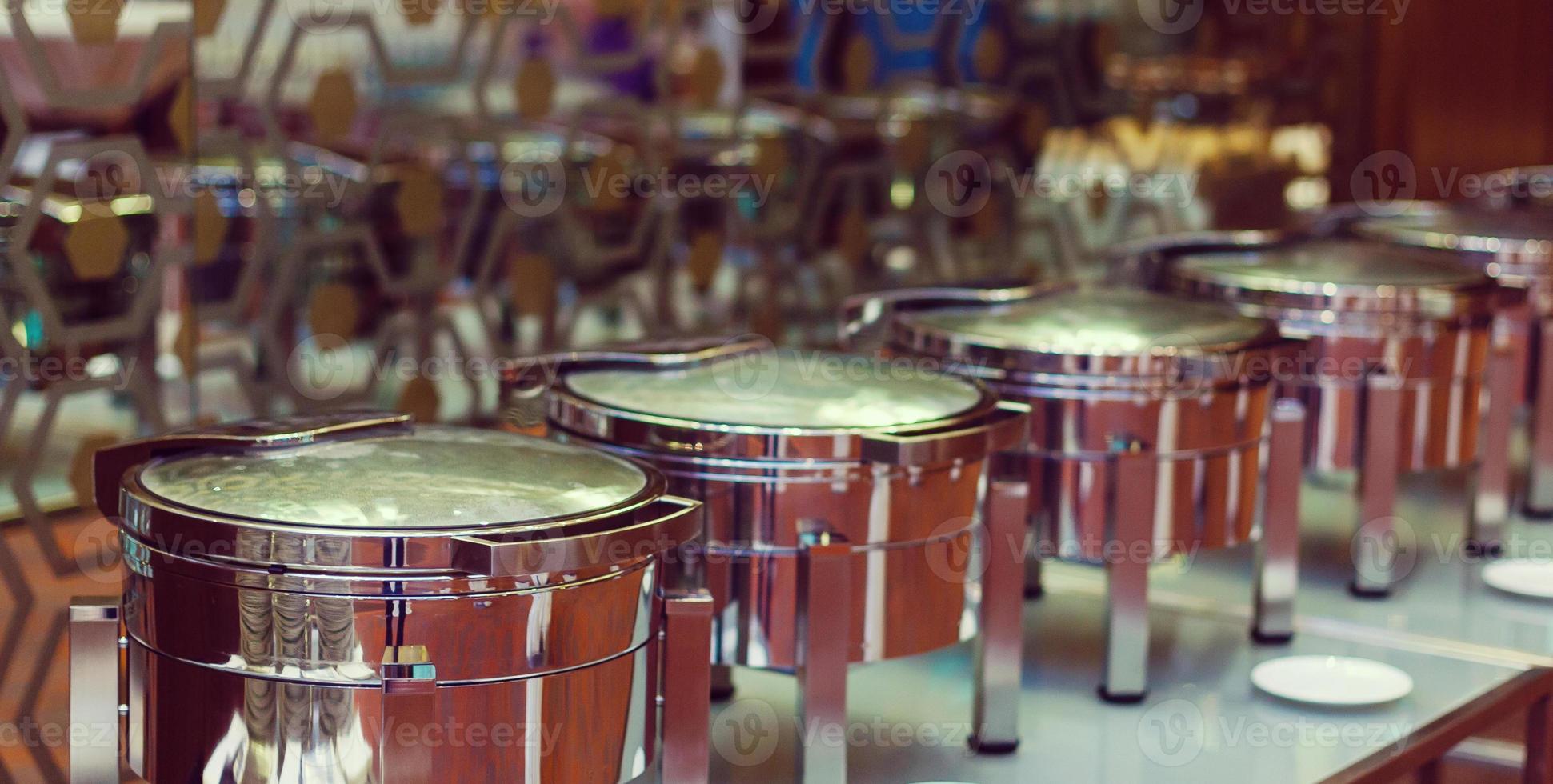 muitas bandejas de bufê aquecidas prontas para servir, tom azul. foto