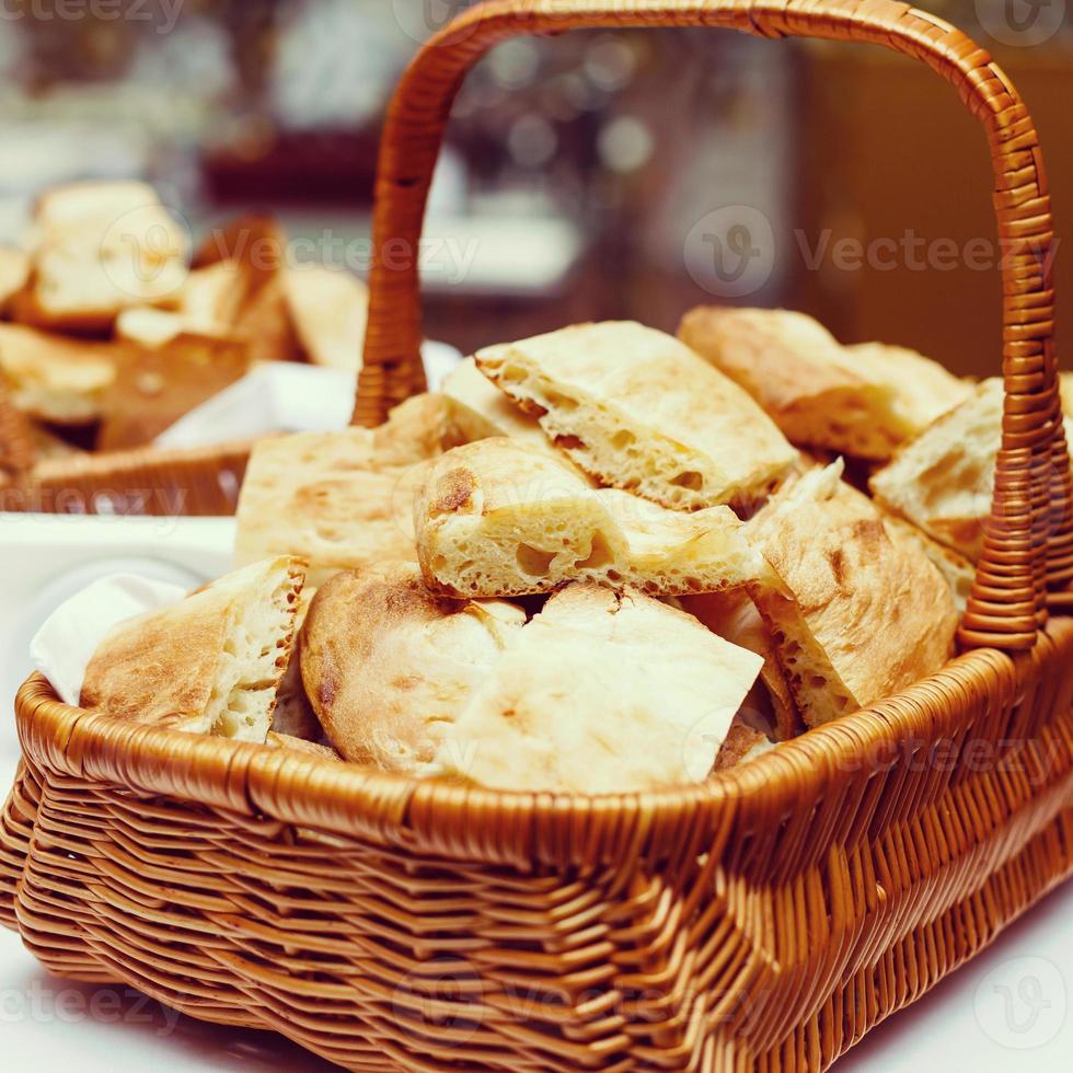 pão na cesta com manteiga sob a luz do sol foto