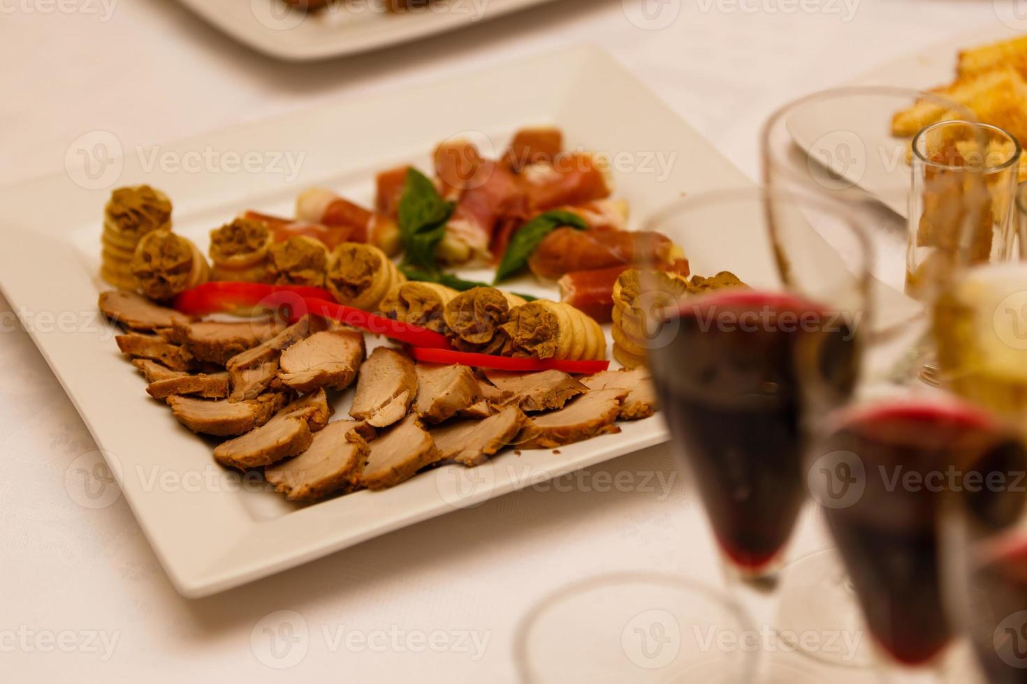 mesa de bufê deliciosa em um evento de luxo com uma variedade de pratos de carnes frias e saladas e vegetais frescos e coloridos foto