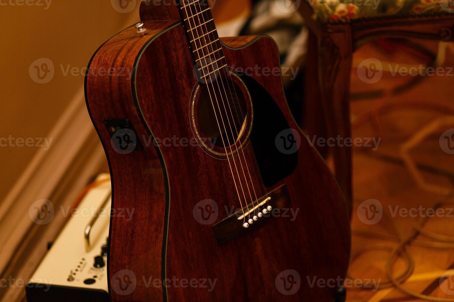 instrumentos de percussão com violão em tábuas de madeira com fundo preto, conceito musical criativo foto