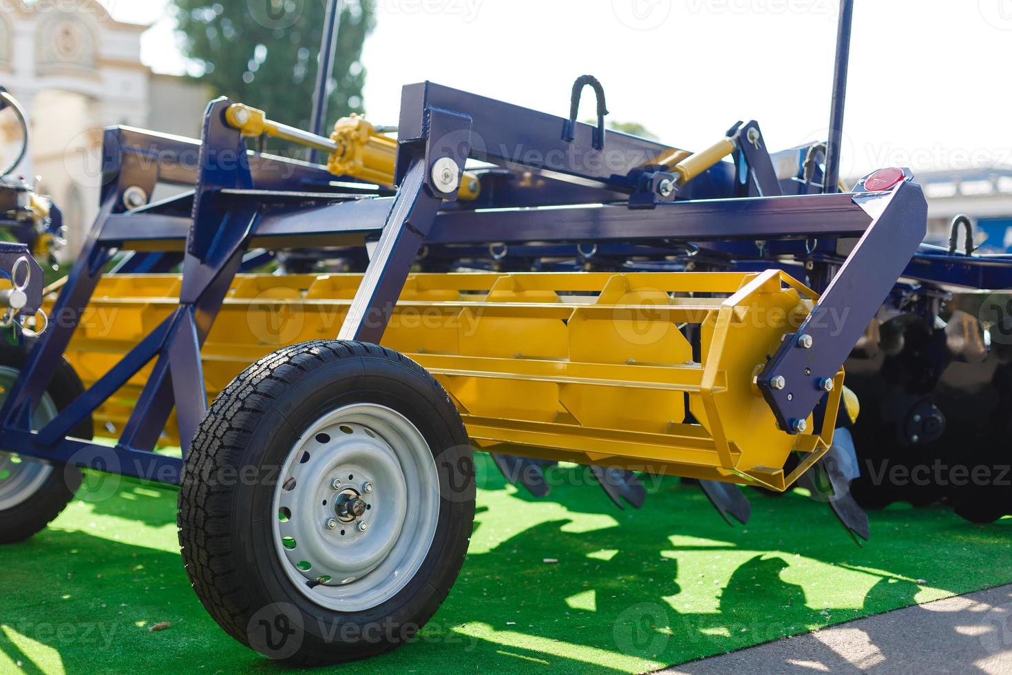 conceito de equipamento agrícola. máquinas agrícolas closeup detalhadas, rodas grandes com pneus. tiro ao ar livre foto