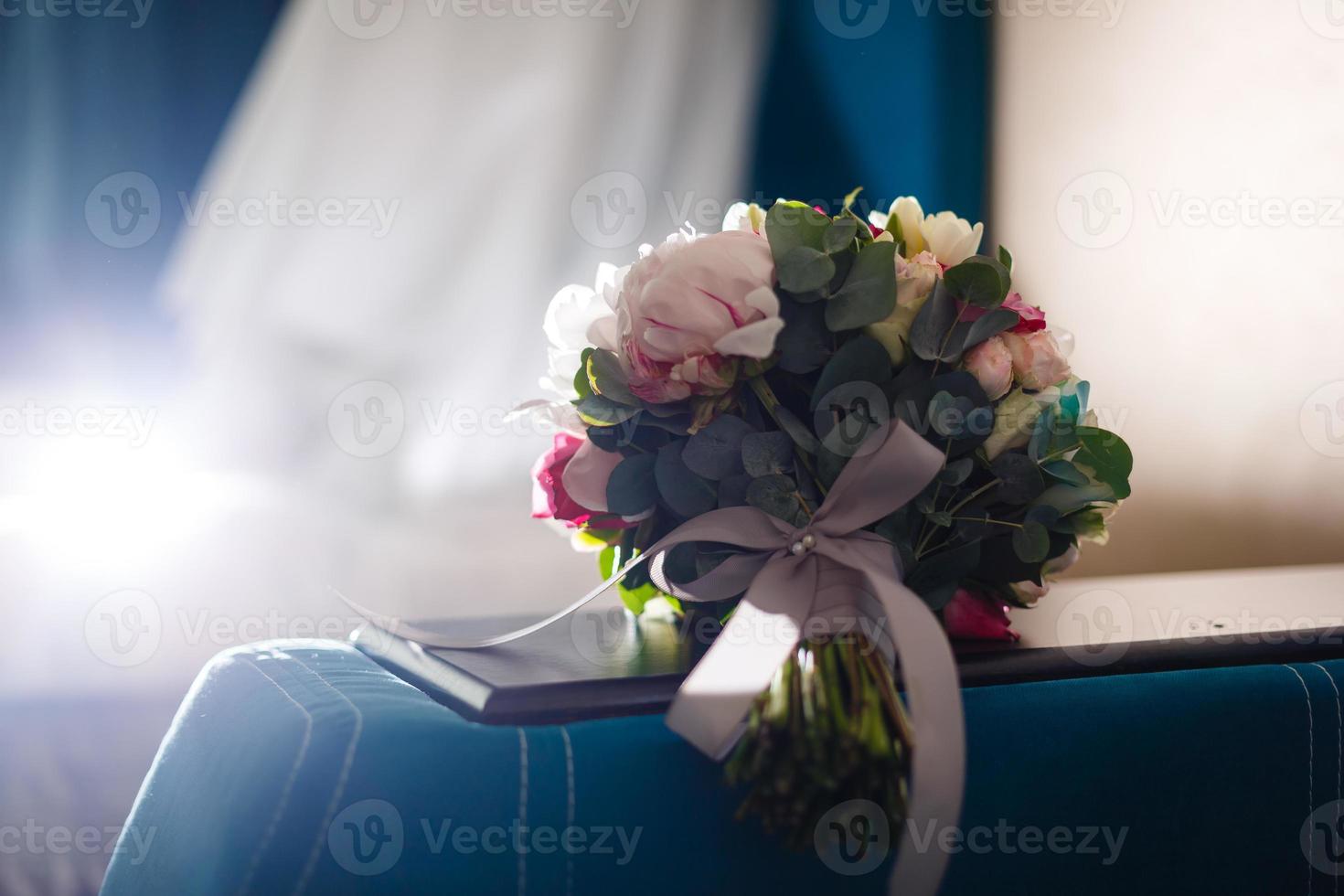 buquê de casamento de rosas cor de rosa e peônia foto